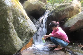 Uống nước suối thiêng Giải Oan, khỏi bệnh đau đầu?