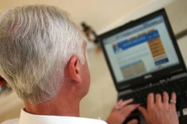 Người già và trò chơi trực tuyến có lợi