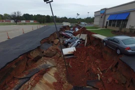 Hố tử thần "nuốt chửng" 12 ô tô ở Mỹ