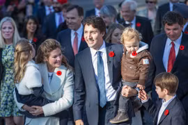 Tân Thủ tướng Canada đi xe buýt đến nhậm chức