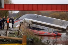 Pháp: Tàu trật bánh, 10 người thiệt mạng