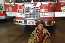 Cậu bé 5 tuổi cứu bà thoát khỏi đám cháy