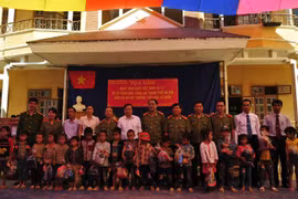 San sẻ khó khăn với thầy trò trường Lả Giôn