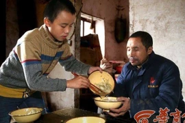 Cậu bé 13 tuổi chăm sóc cha mẹ bị mù suốt 9 năm 