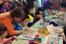 Cùng bé khám phá tranh Tết 2017