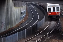 Lên tàu mới nhớ bỏ quên con trong xe ô tô