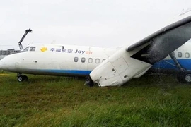 Trung Quốc: Máy bay chở khách gãy cánh, bốc khói nghi ngút