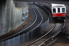 Lên tàu mới nhớ bỏ quên con trong xe ô tô