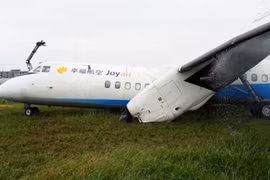 Trung Quốc: Máy bay chở khách gãy cánh, bốc khói nghi ngút