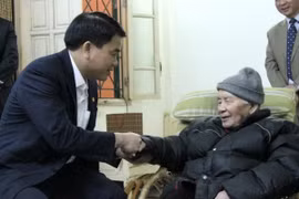 Chủ tịch UBND TP Hà Nội Nguyễn Đức Chung chúc Tết gia đình họa sỹ Nguyễn Tư Nghiêm