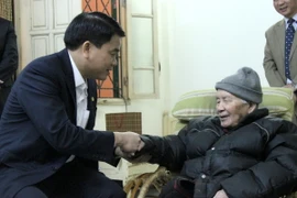 Chủ tịch UBND TP Hà Nội Nguyễn Đức Chung chúc Tết gia đình họa sỹ Nguyễn Tư Nghiêm