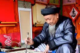 Các ông đồ trổ tài khai bút tại hội chữ