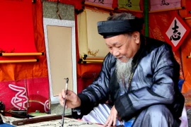 Các ông đồ trổ tài khai bút tại hội chữ