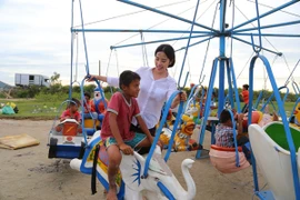 Nam Em thích thú khi khán giả nhí thăm mỗi ngày ở trường quay