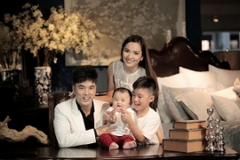 Khoảnh khắc hạnh phúc của gia đình Ưng Hoàng Phúc và các con