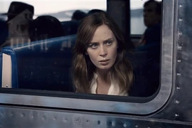 Trailer đầy ám ảnh với những hồi tưởng của Emily Blunt trong "Cô gái trên tàu"