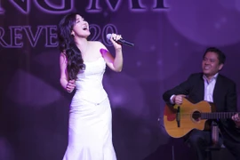 Hoa hậu Giáng My thay 3 bộ váy trong tiệc mừng sinh nhật