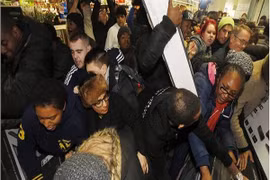 Cảnh sát Anh “vất vả” giữ trật tự trong ngày Black Friday 