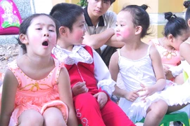 Không biết tự kiềm chế giáo viên trút giận lên đầu trẻ