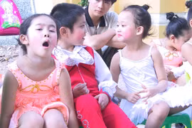 Không biết tự kiềm chế giáo viên trút giận lên đầu trẻ