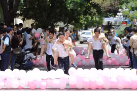 50 cặp cô dâu, chú rể thi chạy maratong để dành giải thưởng