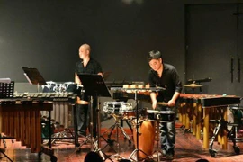 Mang thùng nhôm, lon bia lên sân khấu