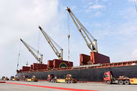 Xuất khẩu lô hàng 12.000 tấn tôn thành phẩm đi châu Âu