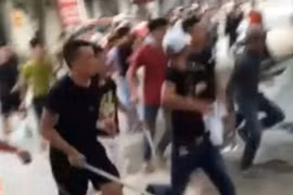 Hà Nội: Ngồi uống nước vỉa hè, nam thanh niên bị nhóm côn đồ truy sát