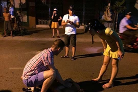 Nam thanh niên nghi ngáo đá cầm dao chém nhiều người trên phố