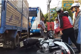 Xe ôtô tụt dốc đè chết 1 phụ nữ