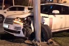 Hà Nội: 'Xế sang' Range Rover đâm cột điện, long bánh trước