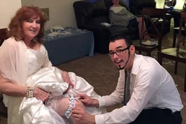 Ảnh "nóng" cụ bà 71 cưới trai trẻ 17 gặp trong đám tang con trai