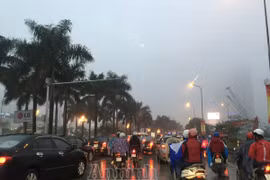 Mặc trời mưa rét, người Hà Nội hối hả đổ dồn ra đường