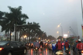 Mặc trời mưa rét, người Hà Nội hối hả đổ dồn ra đường