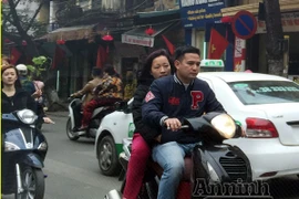 Cố tình "quên" mũ bảo hiểm, đầu trần phi xe máy... đón Xuân