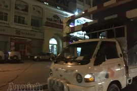 Xe tải mắc kẹt trên cầu vượt Láng Hạ- Huỳnh Thúc Kháng