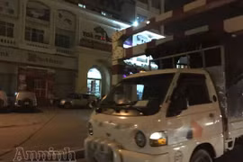 Xe tải mắc kẹt trên cầu vượt Láng Hạ- Huỳnh Thúc Kháng