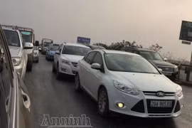 Ngày 28 Tết, đoàn dài ôtô nhích từng mét trên đường cao tốc