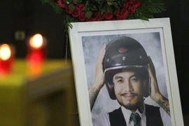 Đồng nghiệp, bạn bè xúc động tiễn đưa Trần Lập về nơi an nghỉ cuối cùng