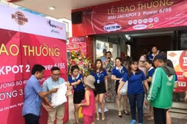 Chủ nhân giải thưởng hơn 3,6 tỉ xổ số Vietlott tặng gạo cho dân nghèo