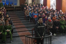 Buôn gần 60kg pháo nổ, bị cáo bất ngờ “cò quay” khi ra toà