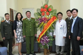 Công an Hà Nội chúc mừng Bệnh viện Đại học Y và Bệnh viện Đống Đa