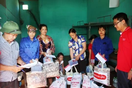 Dai-ichi Life Việt Nam trao 200 phần quà cho nạn nhân lũ lụt tại Điện Biên và Quảng Ninh
