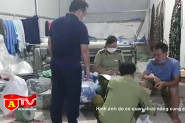 Phát hiện cơ sở sản xuất áo chống nắng có dấu hiệu giả mạo nhãn hiệu