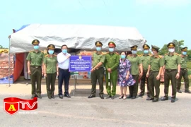 Tặng quà, động viên lực lượng Công an Thủ đô trên tuyến đầu chống dịch