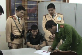 Phát hiện đối tượng vi phạm giao thông, tàng trữ ma túy