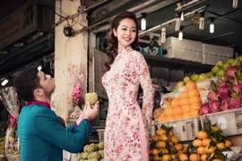 Bạn nhảy cầu hôn Jennifer Phạm bằng… 1 quả na