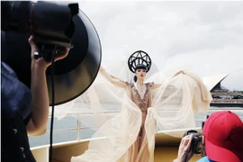 Hé lộ hậu trường chụp ảnh hoành tráng của siêu mẫu quốc tế Jessica Minh Anh