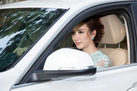 Hoa hậu Ngọc Diễm "lướt" xế xịn đi dự sự kiện