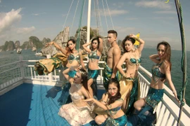 Hậu trường nóng bỏng màn múa bụng trên vịnh Hạ Long